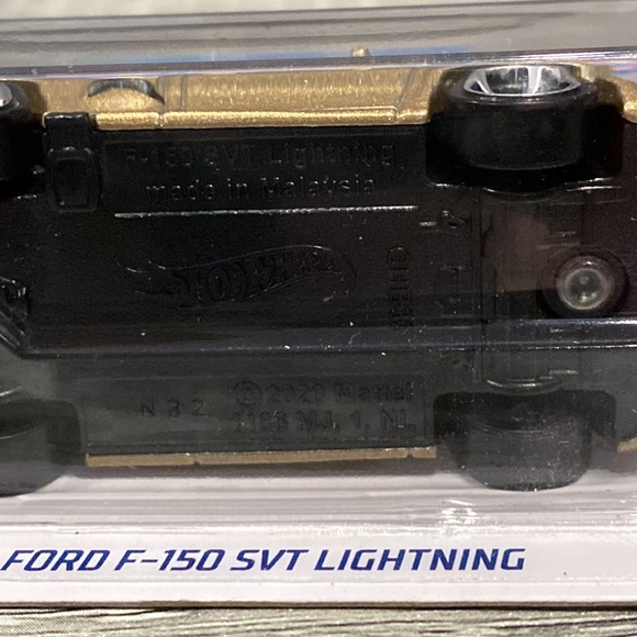 Hot Wheels | Hot Trucks #1 of 10: 1999 Ford F-150 SVT Lightning - 1:64 Scale - Picture 11 of 15